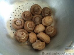 Блинчики с грибами, картофелем и луком: Грибы вымойте, выложите в кастрюлю, залейте холодной водой, доведите до кипения. Отварите грибы до готовности на среднем огне (около 10 минут). Откиньте на дуршлаг. Охладите.