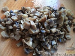 Блинчики с грибами, картофелем и луком: Вареные грибы мелко нарежьте.