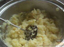 Блинчики с грибами, картофелем и луком: Слейте воду с картофеля. Картофель разомните, добавляя небольшое количество молока (около 50 мл).