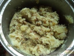 Блинчики с грибами, картофелем и луком: Подготовленные грибы  смешайте с картофелем. Затем   добавьте в картофель с грибами жареный лучок. Посолите и поперчите по вкусу. Перемешайте. Начинка готова.
