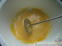 Блинчики с грибами, картофелем и луком: К желткам добавьте сахар и соль. Разотрите яичные желтки с солью и сахаром.