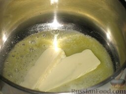 Жареные пирожки с рисом и яйцом: Растопите сливочное масло в сковороде на самом маленьком огне.