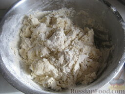 Жареные пирожки с рисом и яйцом: Смешайте разведенные дрожжи, молоко, сахар, яйца, соль. Добавьте просеянную муку и замесите тесто, добавив в конце растопленное масло.
