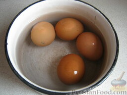 Жареные пирожки с рисом и яйцом: Пока тесто поднимется, приготовьте начинку из яйца с рисом. Для этого отварите вкрутую яйца.