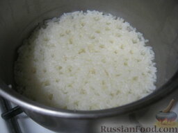 Жареные пирожки с рисом и яйцом: Рис для начинки промойте в теплой воде. Сварите его в большом количестве подсоленной воды, после чего откиньте на сито или дуршлаг и дайте воде стечь.