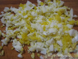 Жареные пирожки с рисом и яйцом: Яйца очистите и мелко порубите.