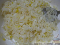 Жареные пирожки с рисом и яйцом: Сваренный рис выложите в миску, добавьте сваренные вкрутую и мелко порубленные яйца, масло, соль и хорошо все перемешайте.