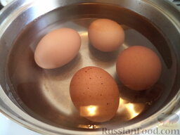 Жареные пирожки с яйцом, луком и зеленью: Как приготовить пирожки с яйцом, луком и зеленью:    Отварите вкрутую яйца (10 минут).