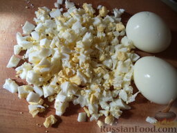 Жареные пирожки с яйцом, луком и зеленью: Очистите яйца и мелко их порубите.