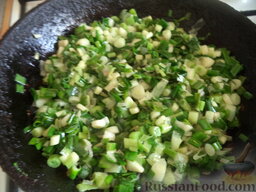 Жареные пирожки с яйцом, луком и зеленью: Разогрейте сковороду, добавьте  масло. В горячее масло выложите лук.