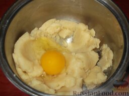 Пирожное эклер: По одному добавлять яйца, каждый раз тщательно вымешивая тесто.