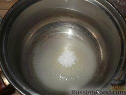 Чак-чак: Сварите сироп из сахара и воды. Для этого всыпьте сахар в кастрюлю и залейте теплой водой, размешайте содержимое кастрюли. После того как сахар полностью растворится, поставьте кастрюлю на огонь и доведите сироп до кипения.