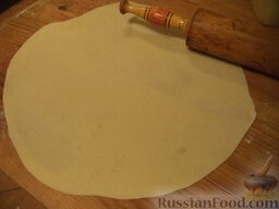 Хворост из пресного теста: После того как тесто полежит, раскатайте его в пласт толщиной 1,5 мм, подсыпая муку.