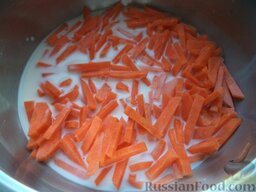 Запеканка из моркови, яблок и риса: Подготовленную морковь выложить в кастрюлю, залить молоком (около 0,5-0,7 стакана), поставить на огонь. Довести до кипения. Убавить огонь до небольшого.