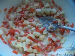 Запеканка из моркови, яблок и риса: Соединить морковь с отваренным рисом, очищенными нашинкованными яблоками и смесью из молока, яиц и сахара. Все хорошо перемешать.