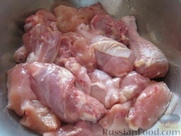 Шашлык из курицы с перцем и уксусом: Как приготовить шашлык из курицы с уксусом?    Заранее помойте и обработайте курицу. Тушку разрубите на мелкие кусочки массой 30—40 г.