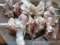 Шашлык из курицы с перцем и уксусом: Затем кусочки шашлыка из курицы нанижите на шпажки (шампуры).