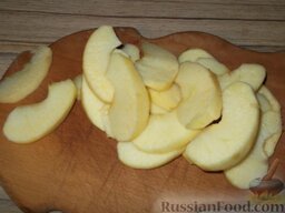 Варенье из яблок и брусники: Яблоки очистить от кожуры и сердцевины, нарезать дольками.