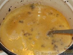 Суп-пюре из шампиньонов: Молочную заправку смешать с тушеными шампиньонами и варить 15-20 минут.