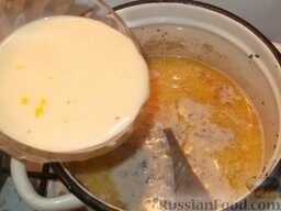 Суп-пюре из шампиньонов: Затем посолить по вкусу и заправить суп-пюре из шампиньонов маслом и яичными желтками, смешанными со сливками или молоком.