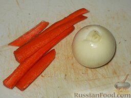 Суп-пюре из шампиньонов: Овощи очистить и вымыть. Морковь разрезать на 2-4 части.