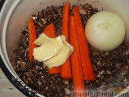 Суп-пюре из шампиньонов: К шампиньонам добавить 1 столовую ложку масла, разрезанную вдоль на 2-4 части морковь и целую луковицу. Накрыть крышкой и тушить 40—45 минут.