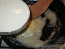 Суп-пюре из шампиньонов: Постепенно вливая (начиная с 1-2 ст. ложек), развести 4 стаканами горячего молока.