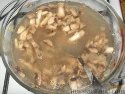 Суп-пюре грибной по-французски: Залить куриным бульоном и довести до кипения.