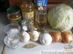 Капуста тушеная с грибами: Подготовить ингредиенты для приготовления тушеной капусты с грибами.