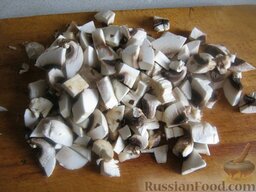 Капуста тушеная с грибами: Грибы промыть и, при необходимости, очистить. Очищенные и промытые свежие грибы ошпарить кипятком, порезать на кусочки.
