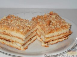 Сметанный пирог: Разрезают пирог через четыре-пять часов (после того, как коржи пропитаются сметаной).