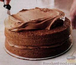 Торт с корицей и пряным шоколадным кремом: Чтобы поверхность торта была ровной, переверните выпеченный корж, либо срежьте ножом поднявшуюся при выпечке часть.
