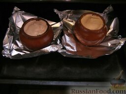 Жаркое в горшочке с грибами: Жаркое с грибами в горшочке поставить на 40 минут в духовку, разогретую до 200-220°С.