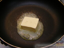 Жаркое в горшочке с грибами: В сковороде растопить половину всего масла.