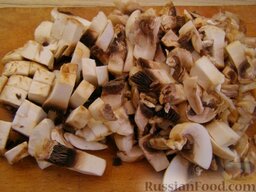 Жаркое в горшочке с грибами: Грибы вымыть, нарезать кубиками.