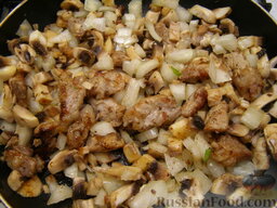 Жаркое в горшочке с грибами: Смешать мясо с измельченным луком и грибами.