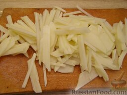 Жаркое в горшочке с грибами: Картофель очистить, нарезать соломкой.