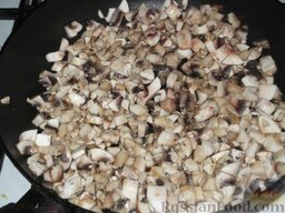 Чечевица с грибами, маслом, томатом и луком: На сковороде разогреть растительное масло выложить грибы, жарить на среднем огне 5 минут.