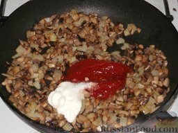 Чечевица с грибами, маслом, томатом и луком: Добавить томат-пюре, сметану, 1-1,5 ч. ложки соли и тушить 15 минут.