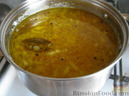 Суп с фрикадельками и рисом: Затем добавить в суп спассерованные на растительном масле мелко нарезанный лук и натертую на крупной терке морковь.