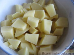 Суп с фрикадельками и рисом: Почистить и помыть картофель. Нарезать на кусочки.