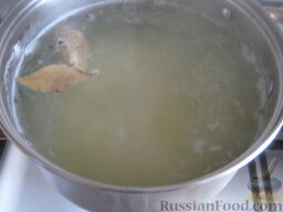 Суп с фрикадельками и рисом: В кипящую воду опустить нарезанный небольшими кусочками картофель, промытый рис, лавровый лист, перец горошком, перемешать и варить 5—7 минут.