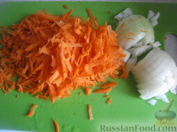 Суп с фрикадельками и рисом: Почистить и помыть морковь и лук. Лук мелко нарезать на кубики, а морковь натереть на крупную терку.
