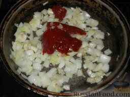 Жаркое в горшочках: На сковороде разогреть 2 ст. ложки растительного масла. Лук обжарить на масле до золотистого цвета (5 минут на среднем огне). Добавить томатную пасту.