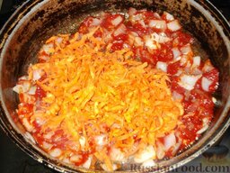 Жаркое в горшочках: Добавить и протушить вместе с луком и томат-пастой морковь, натертую на крупной терке (еще 5 минут).