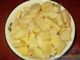 Жаркое в горшочках: Картофель очистить, помыть, нарезать дольками.