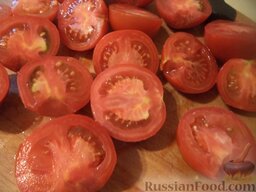 Томатный сок (Способ 1): Затем томаты очистить от плодоножек, разрезать на части.