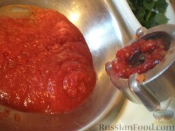 Томатный сок (Способ 1): Далее пропустить томаты через электрическую соковыжималку или измельчить на мясорубке.