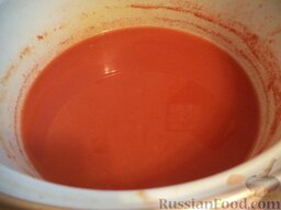 Томатный сок (Способ 1): Полученный томатный сок слить в эмалированную посуду и кипятить 10—15 мин до полного исчезновения пены. В готовый томатный сок можно добавить соль, а также черный молотый перец по вкусу.
