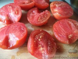 Томатный сок (Способ 2): Каждый помидор разрезать на несколько частей (на 2-4 части, в зависимости от размера плода).